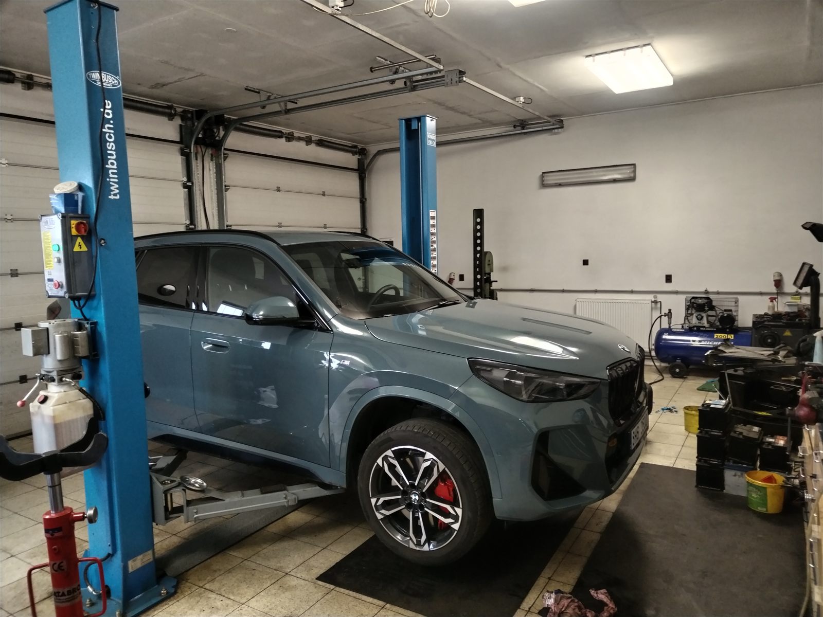 Dílna autoservisu Neradil AUTO – vůz na zvedáku